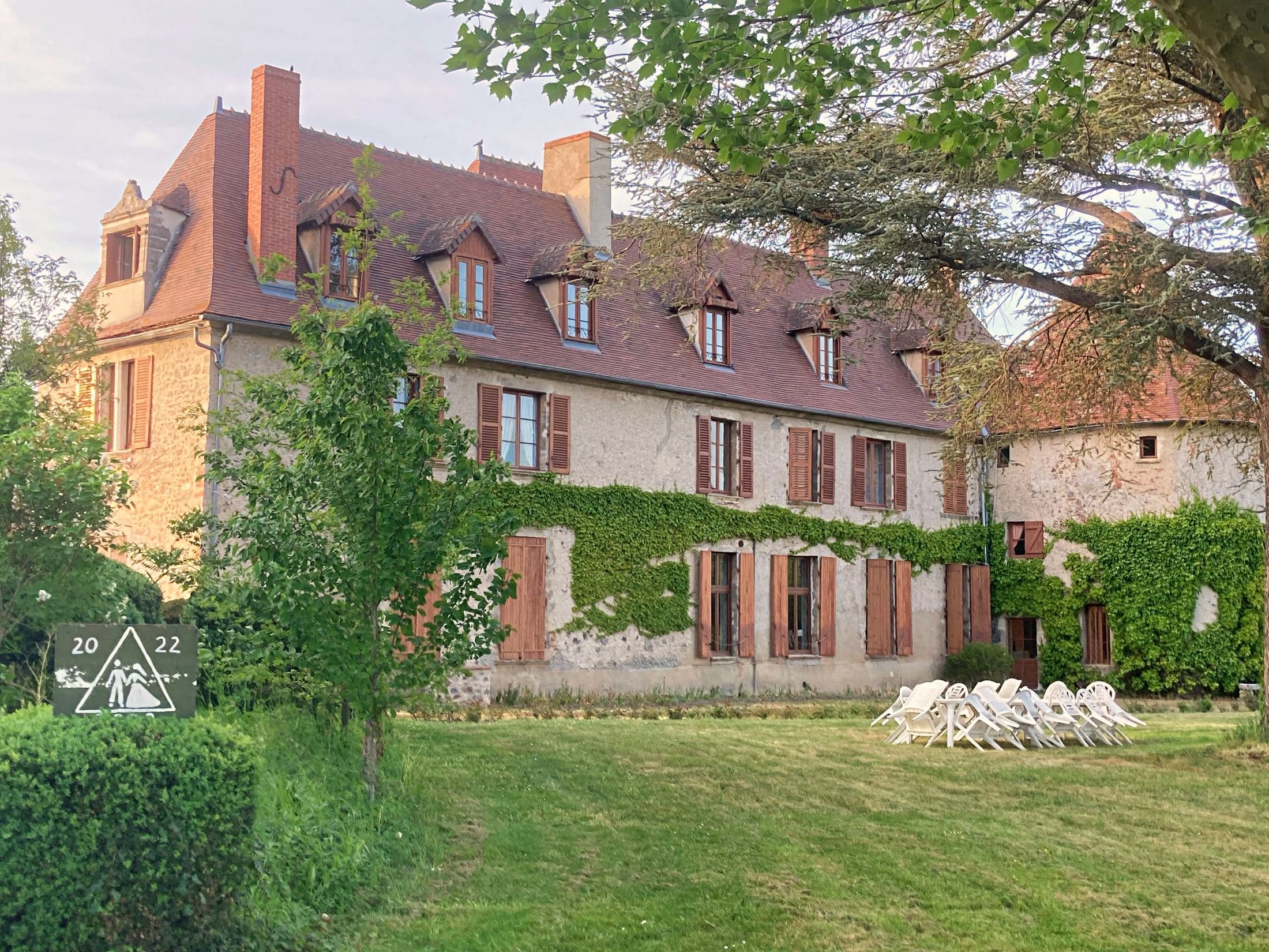 Le Château de Fourilles et son cèdre