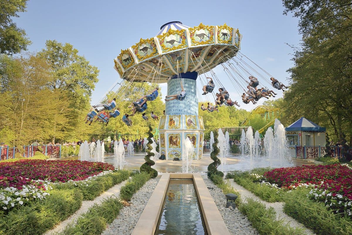 Manège et jardins fleuris au parc Le PAL