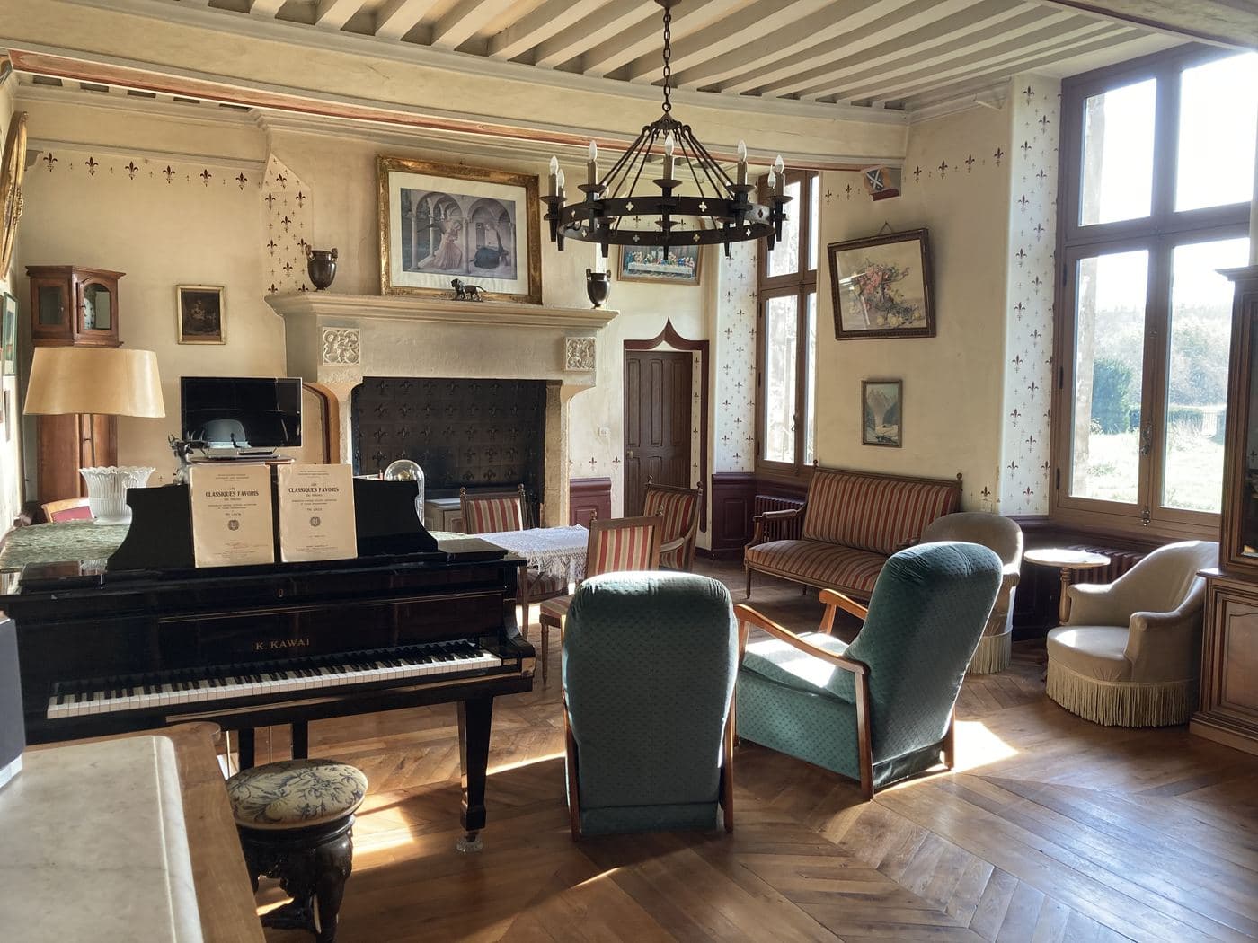 Le salon et le piano à queue