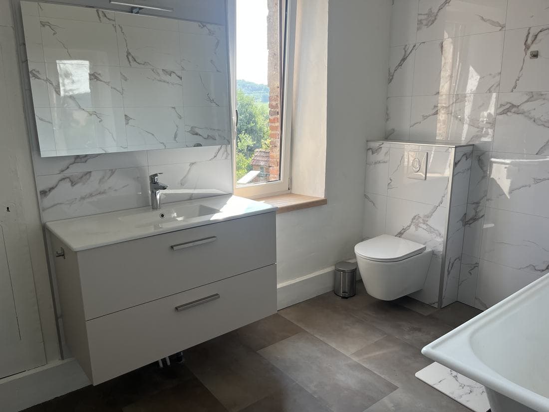 Salle de bains avec baignoire