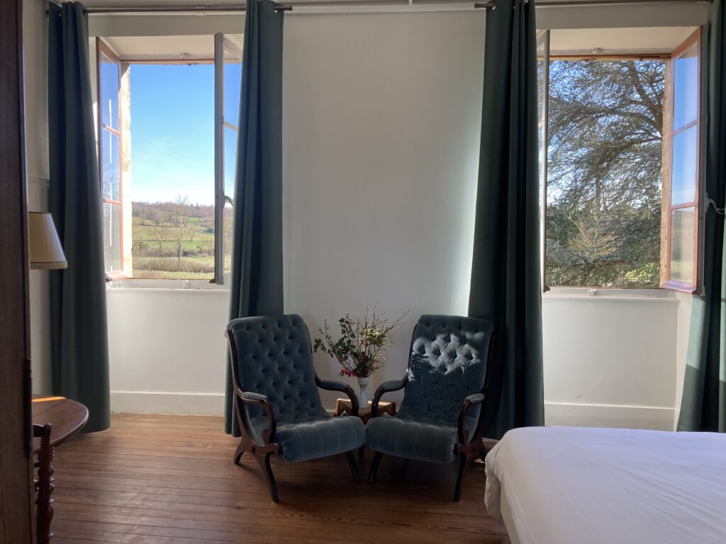 la chambre églantine lit 2x90x200 gite groupe 15 personnes chateau allier