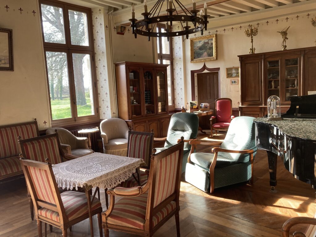 Le salon du gite de charme pour week end entre amis dans l'Allier