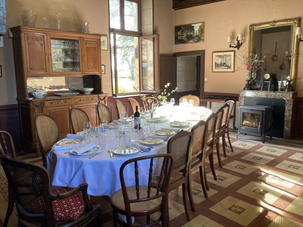 la salle à manger du gite pour cousinade dans chateau dans le centre de la france