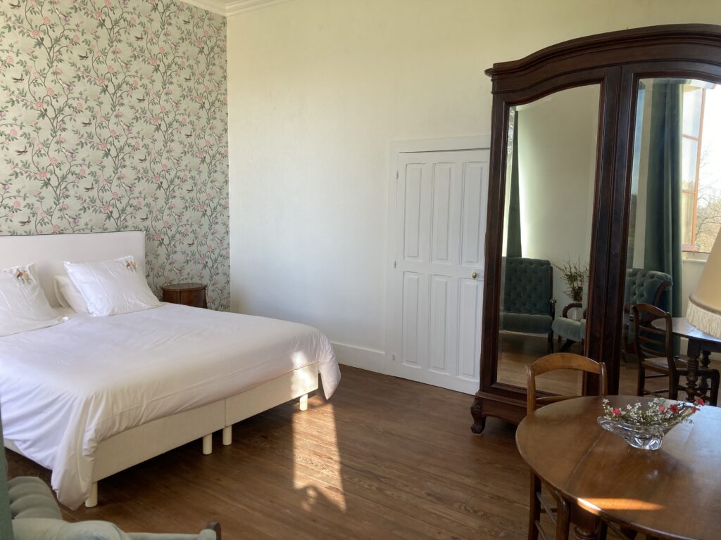 la chambre églantine lit 2x90x200 gite groupe 15 personnes chateau allier