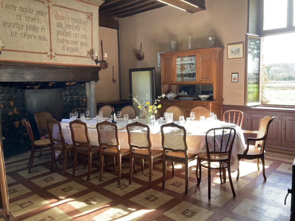 la salle à manger du gite pour cousinade dans chateau dans le centre de la france