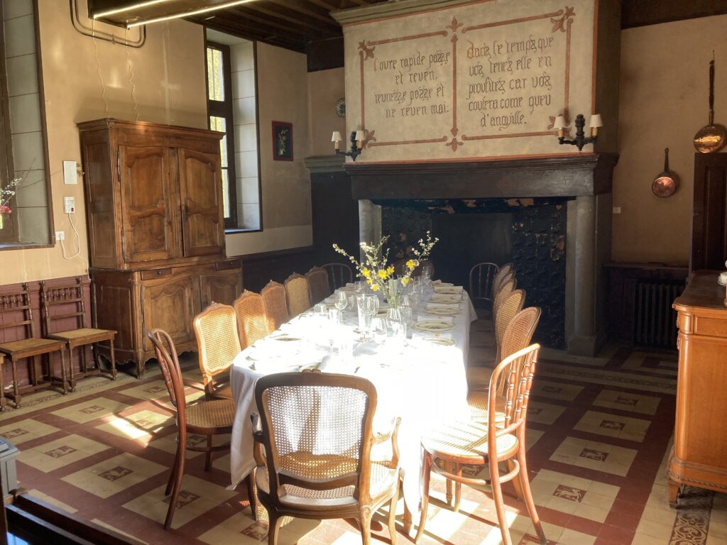 la salle à manger du gite pour cousinade dans chateau dans le centre de la france