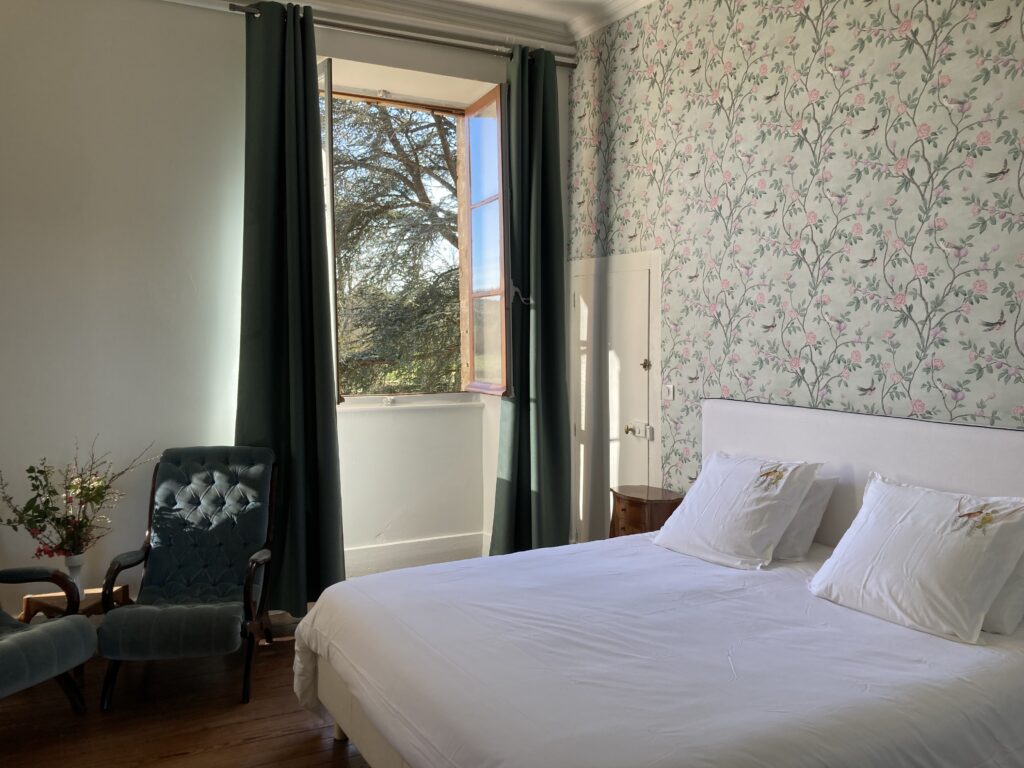 la chambre églantine lit 2x90x200 gite groupe 15 personnes chateau allier