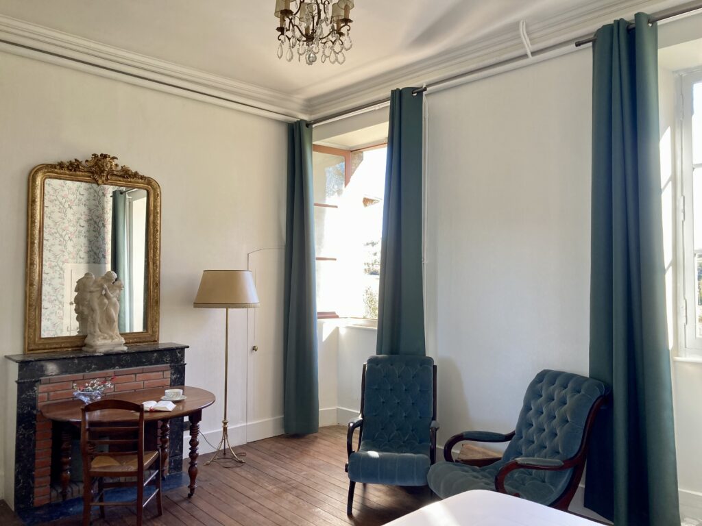 la chambre églantine lit 2x90x200 gite groupe 15 personnes chateau allier