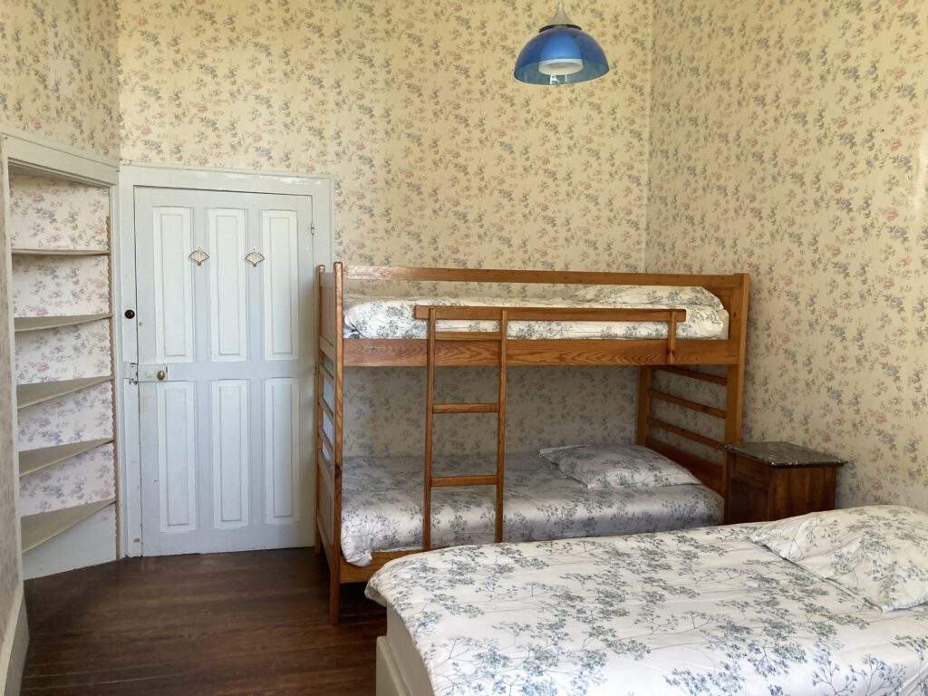 Chambre Jacinthe au 1er étage attenante à la chambre Eglantine. 3 lits simples et possibilité d'un lit bébé