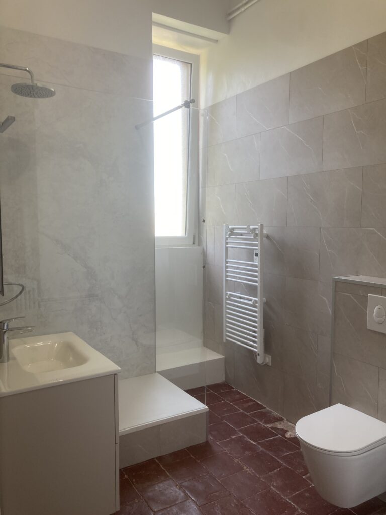 Au 1er étage dans la suite Iris, une grande douche de 140cm, son sèche serviette électrique et son wc suspendu offre un confort chaleureux