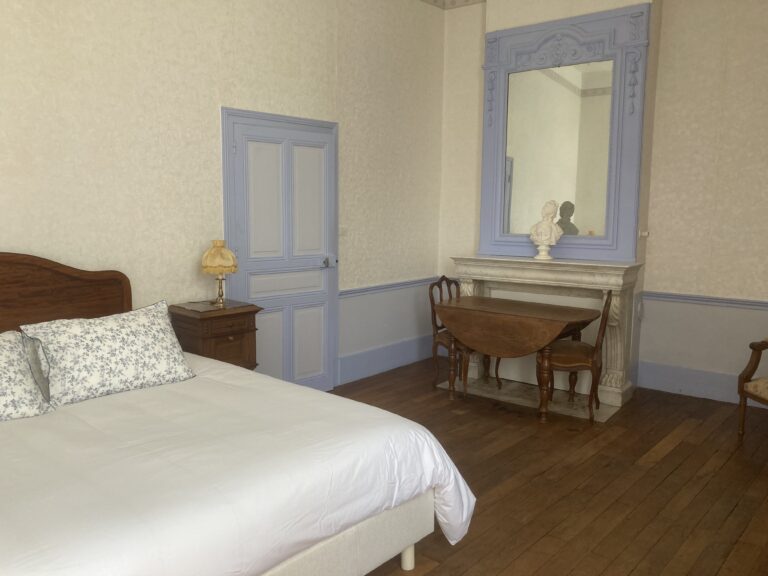 Au 1er étage, chambre Iris avec son vaste lit double 2x90x200 suivie des deux chambres Capucine et sa salle de douche avec wc