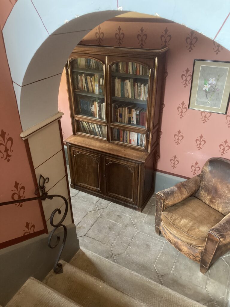 Dans la tour carrée l'escalier monumental réserve des zones de détente pour flâneurs et amoureux de poésie