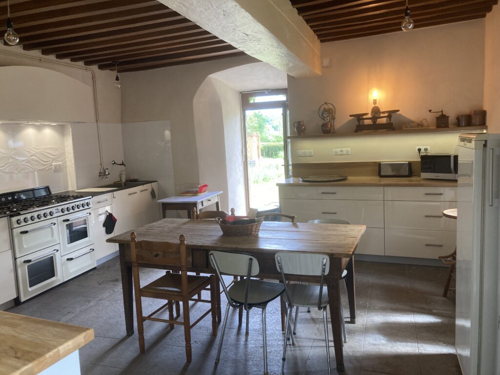Cuisine du château avec son piano SMEG 7 feux 2 fours et 1 four pizza lave vaisselle 2 frigos et 1 congélateur