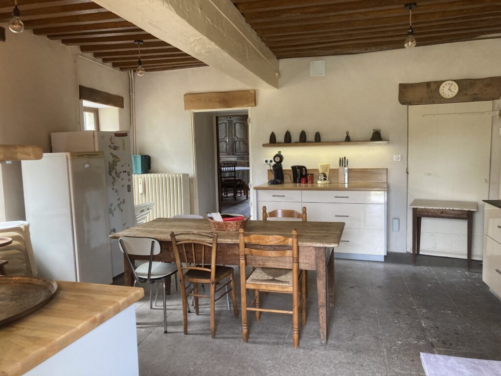 Cuisine du château avec son piano SMEG 7 feux 2 fours et 1 four pizza lave vaisselle 2 frigos et 1 congélateur