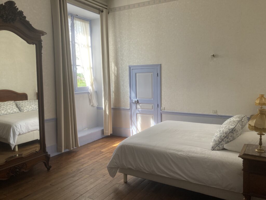 Au 1er étage, chambre Iris avec son vaste lit double 2x90x200 suivie des deux chambres Capucine et sa salle de douche avec wc