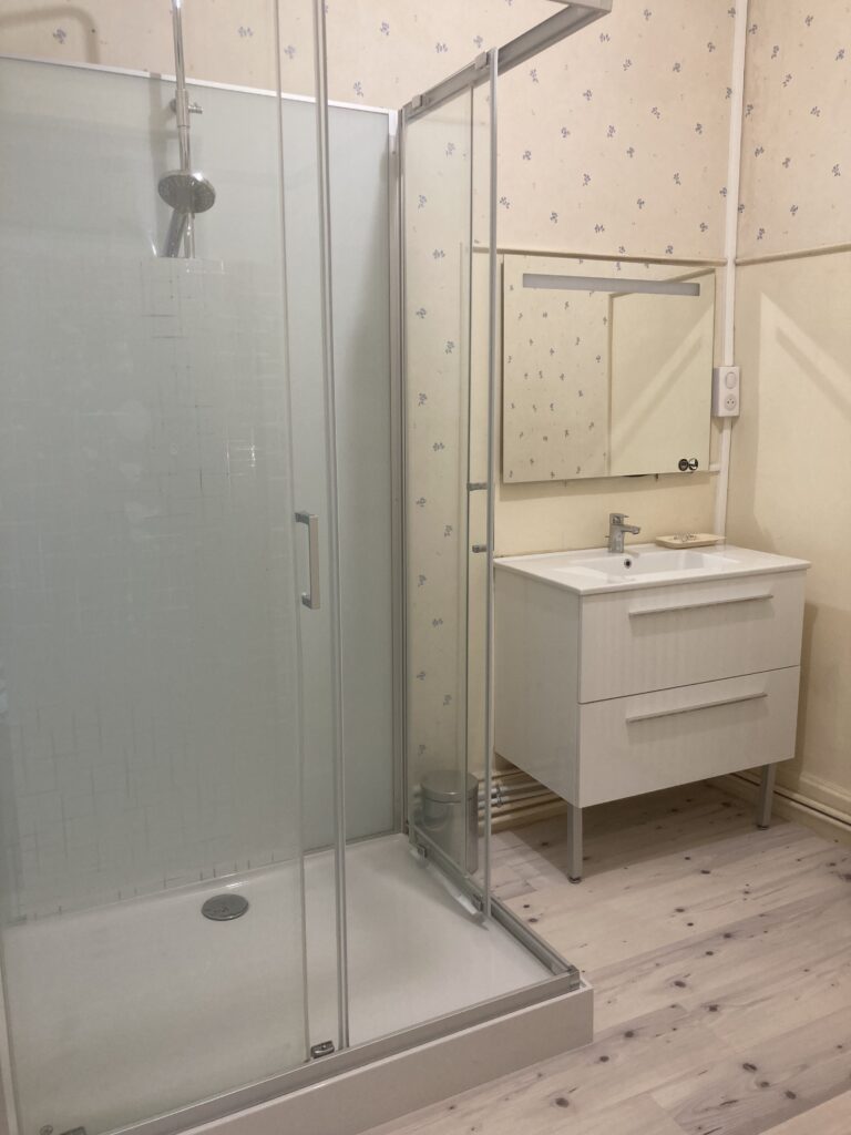 Au 2e étage salle de douche et wc séparés