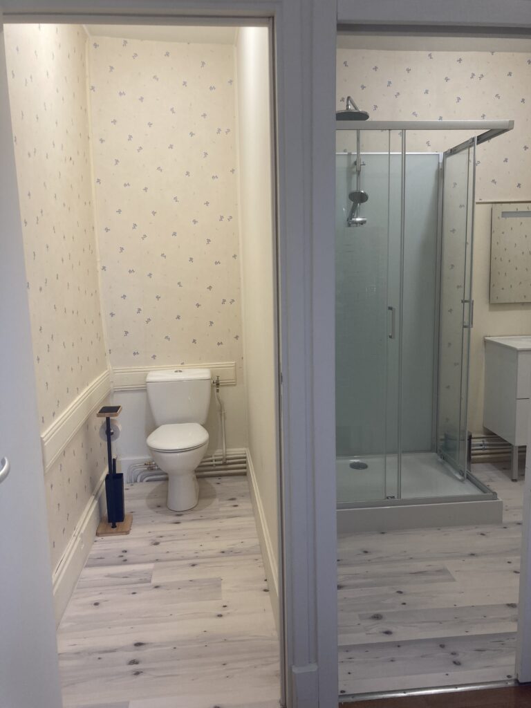 Au 2e étage salle de douche et wc séparés